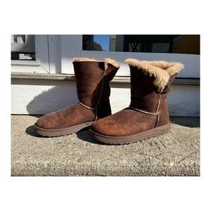 Short brown UGGS with cuff and strap size 8
